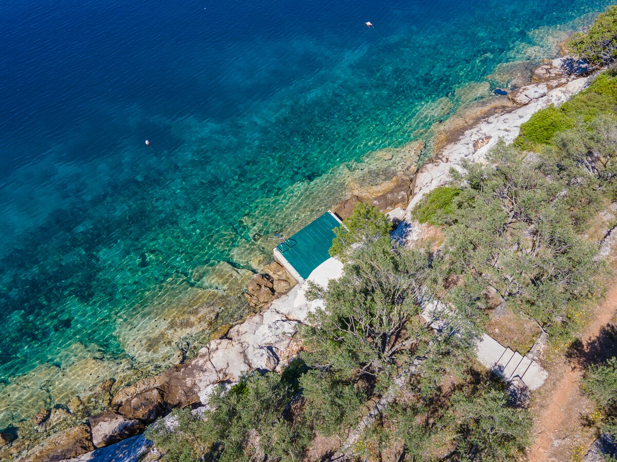 Villa Belveder infinity pool overlooking the Adriatic and the bay of Mikulina Luka, Vela Luka, Korčula